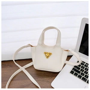 Dettaglio mini borsa tote in pelle crema con logo a triangolo dorato e fiocco di perle