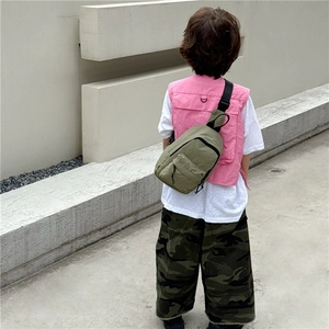 Sac de poitrine olive pour enfants avec gilet cargo rose pour un look tendance plein air