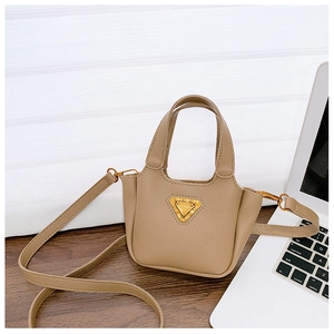 Mini borsa tote color cachi per bambine con fiocco di perle e triangolo in metallo