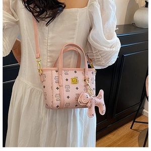 Details der rosa Mini-Beuteltasche mit Print, verstellbarem Gurt und süßem Anhänger