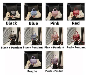 Detailansicht Mini-Kinderhandtaschen mit Karomuster in Rosa, Blau, Lila und Schwarz