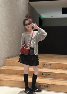 Sac à bandoulière tendance pour enfants avec lettres et finition en cuir verni rouge chic