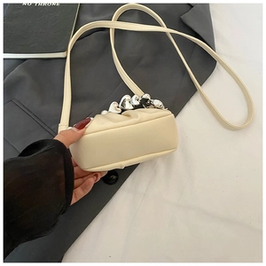 Détail du sac nuage froncé crème avec chaîne en cœur argentée et cuir PU souple