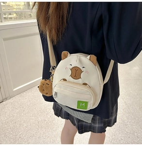 Détail du sac bandoulière Capybara en toile avec broderie mignonne et pendentif