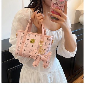 Rosa Katzen-Eimertasche mit Welpenanhänger, getragen von einem Model zu Hause