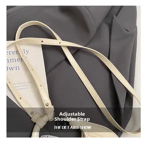 Détail de la bandoulière réglable en cuir blanc cassé avec boucle argentée pour enfant