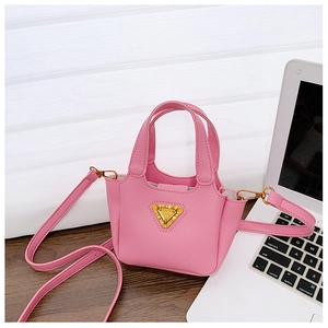 Dettaglio borsa a tracolla rosa in pelle per bambina con logo dorato e fiocco di perle chic