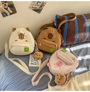 Détail des sacs bandoulière Capybara en blanc, marron et rose avec broderie fine