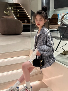 Mini sac bandoulière noir pour fille avec porte-clé doré et imprimé de lettres chic
