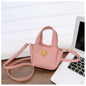 Dettaglio mini borsa rosa in pelle martellata con logo dorato e tracolla regolabile