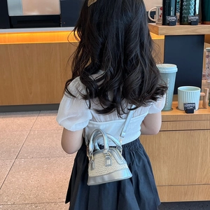 Mini sac bandoulière pour enfant en similicuir argenté et paille avec poignée métal