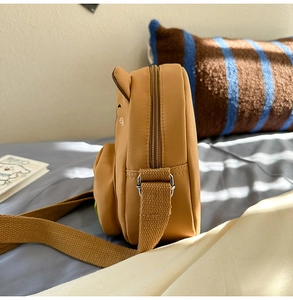 Détail de la sacoche Capybara marron montrant les coutures de la sangle et la profondeur