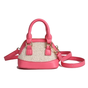 Mini sac bandoulière enfant en paille tressée avec bordure en cuir rose et anses doubles