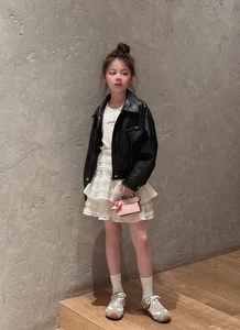 Fashionable girl's leather jacket with white lace cake skirt and mini chain handbag