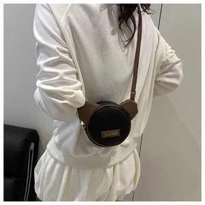 Dettaglio di una mini borsa a tracolla a forma di orso con patchwork in pelle bicolore