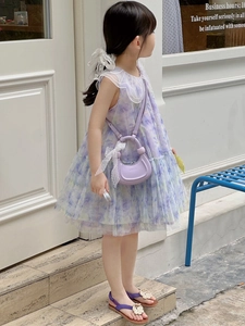 Détail d'une robe fleurie violette pour fille avec col en dentelle et sac assorti