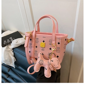 Detailansicht der rosa Beuteltasche mit Katzenprint und hundeförmigem Anhänger-Accessoire