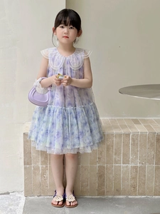 Détail d'une robe fleurie en tulle violet pour filles avec un col à volants blancs
