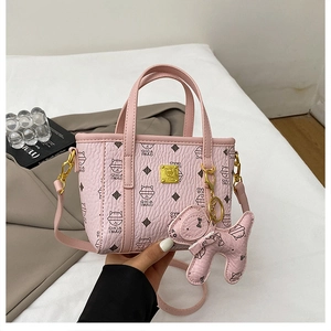 Detailansicht der pinkfarbenen Umhängetasche mit Katzenprint und Welpen-Anhänger