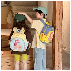 Dettaglio degli zaini per bambini con coniglio in giallo e blu con tasche laterali di qualità