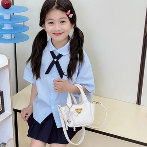Mini borsa a tracolla bianca per bambina con ciondolo a cuore di perle e logo