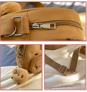 Détails de la fermeture éclair, bandoulière réglable et breloque peluche Capybara