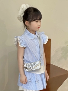 Détail du sac bandoulière argenté pour fille avec plis et chaîne de perles en cœur