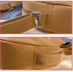 Vue macro détaillée du sac Kapibara montrant les coutures de qualité et les ferrures métalliques