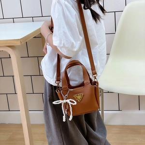 Mini borsa marrone per bambina con ciondolo a fiocco di perle e tracolla regolabile