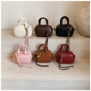Mini sacs à bandoulière pour enfants en six couleurs avec texture cuir et pendentifs