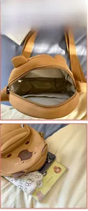 Vue intérieure du sac bandoulière dessin animé avec doublure spacieuse et poche
