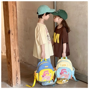 Dettaglio del ricamo a coniglietto su zaini in tela per bambini in due colori vivaci