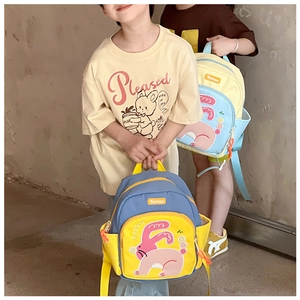 Dettaglio di due zaini colorati per bambini con motivi a coniglio in un ambiente caldo
