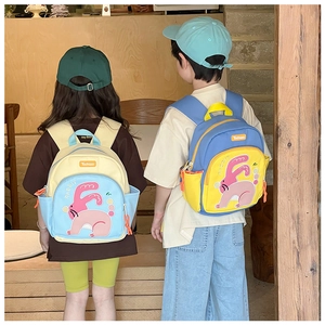 Dettaglio di zaini per bambini con coniglio in colori a contrasto giallo e blu