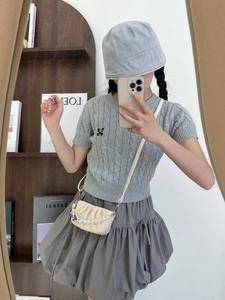 Détail du mini sac bandoulière crème avec chaîne en perles et boucle en forme de cœur