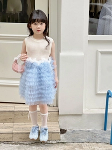 Tenue d'été pour fille avec haut beige et jupe tutu en tulle bleu à plusieurs épaisseurs