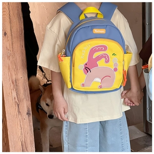 Dettaglio dello zaino per bambini con coniglio carino e design a contrasto giallo e blu