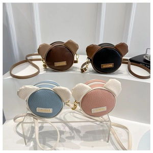 Collezione di mini borse a tracolla orsetto nei colori caffè, nero, blu e rosa