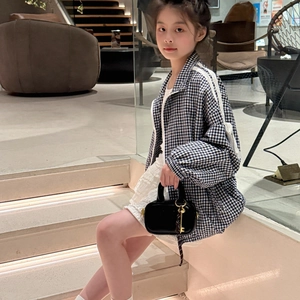 Mini sac bandoulière noir pour enfant avec breloque dorée et chemise à carreaux