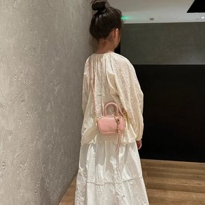 Mini sac bandoulière rose pour enfants avec lettres embossées et bandoulière chic