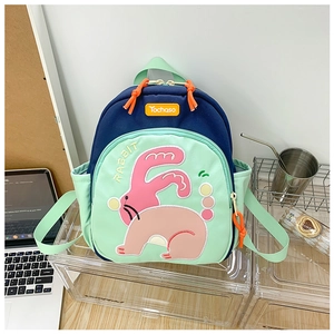 Dettaglio dello zaino per bambini blu marino e verde menta con ricamo di coniglio e tasche