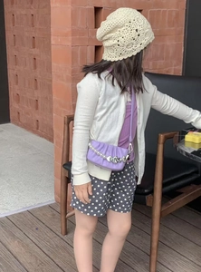 Détail du sac bandoulière nuage froncé lavande avec chaîne coeur perle sur enfant mannequin