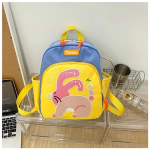Dettaglio dello zaino per bambini color-block con ricamo a coniglio e tiranti lampo arancioni