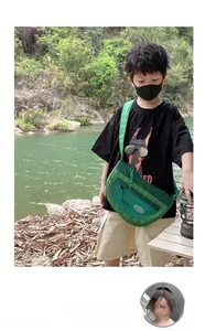 Vue détaillée du sac bandoulière vert pour enfant avec maille et logo sur modèle