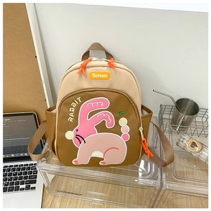 Dettaglio dello zaino per bambini in tela beige e marrone con ricamo a forma di coniglio rosa