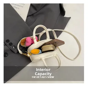 Vista interna della mini borsa bianca con spazio per telefono, cosmetici e accessori