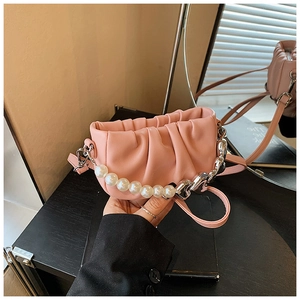 Gros plan du sac froncé rose avec poignée en perles et cœur et fine bandoulière