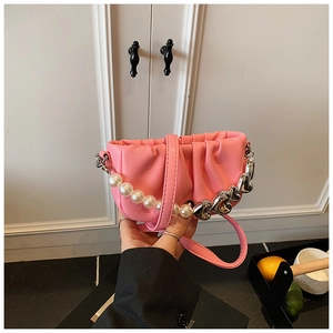 Détail du mini sac plissé rose avec chaîne de perles et breloques en cœur pour filles
