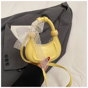 Détail du sac enfant croissant jaune avec nœud en dentelle et fermeture éclair gravée