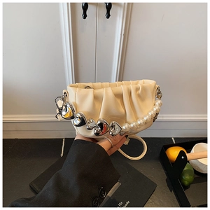 Détail du sac à main nuage crème plissé avec chaîne en perles et cœur en similicuir PU